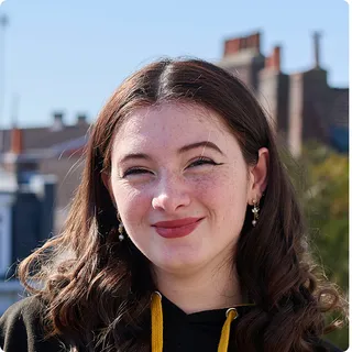 Portrait de Emma, responsable communication & marketing chez Pit.